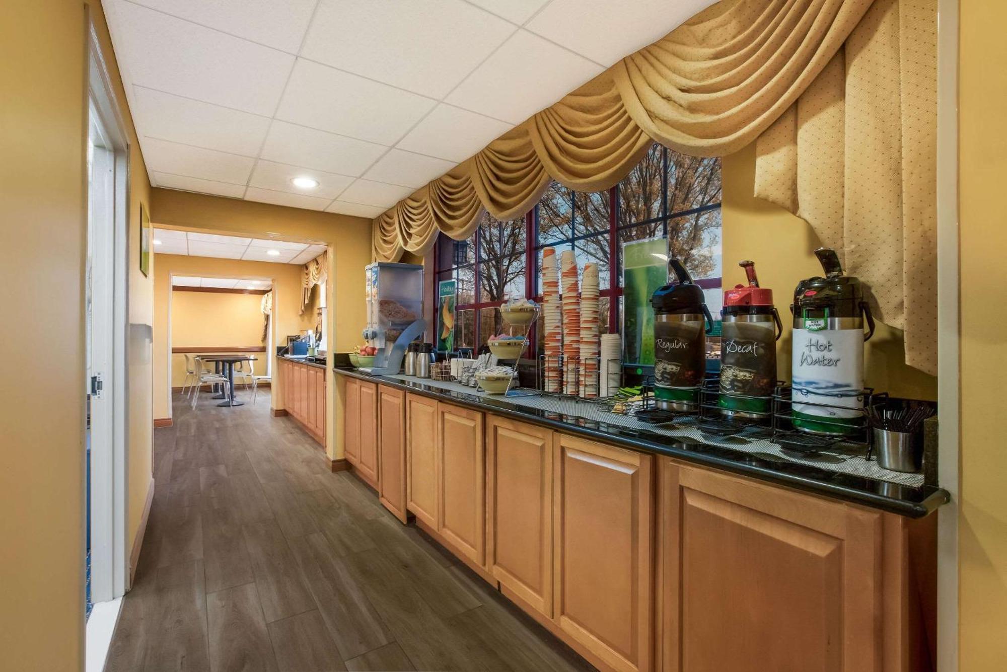 Quality Inn Near Princeton Lawrence Экстерьер фото